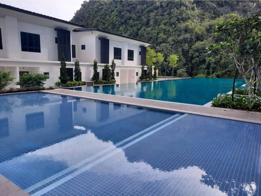 Sunway Onsen Hotspring Suite: Theme Park View For 8 Apartment *